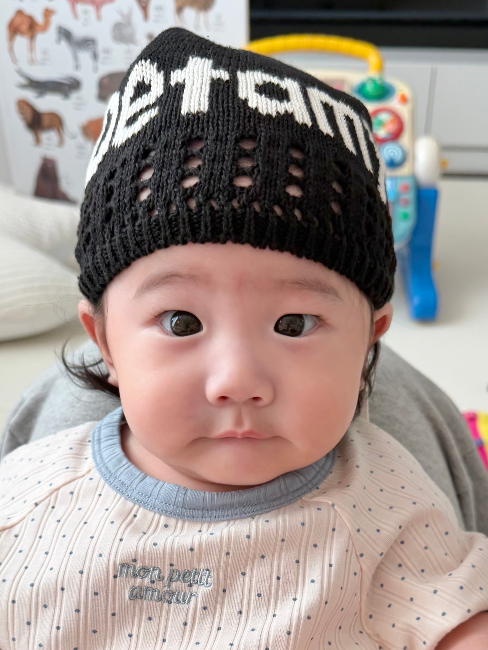 모자를 쓰고 바라보는 이담이